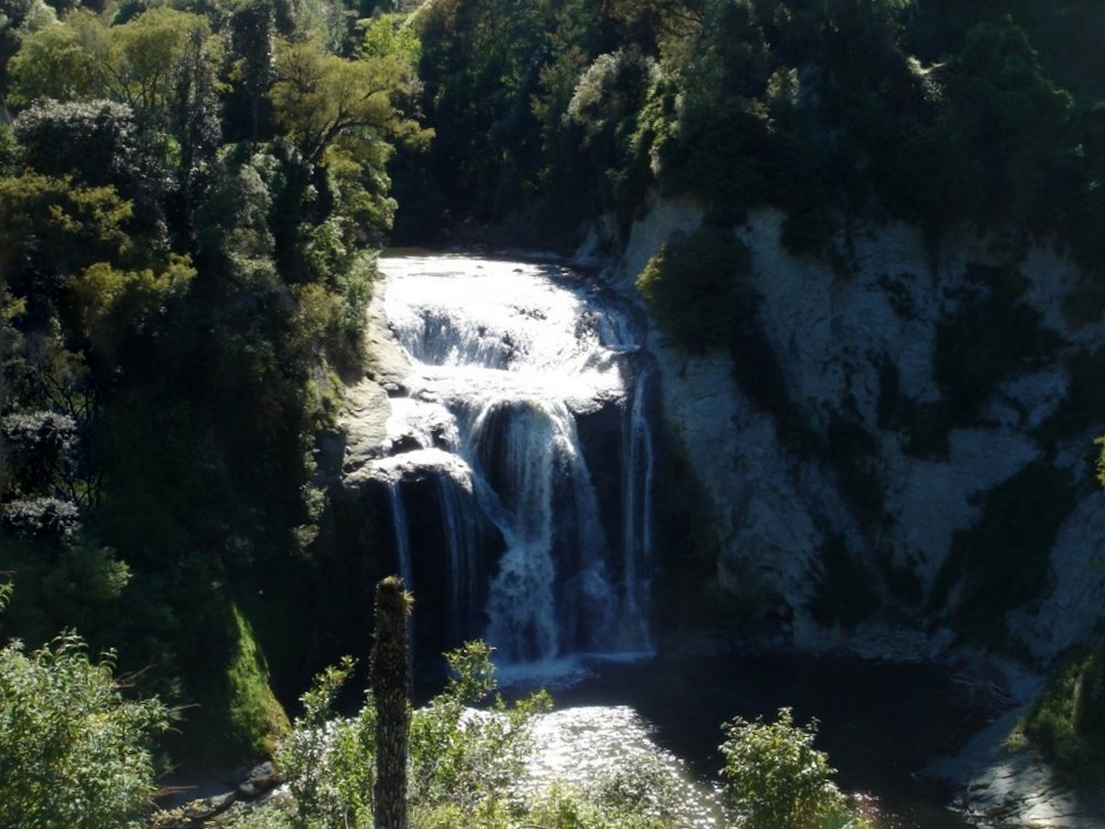 Waterfall.jpg (154701 bytes)