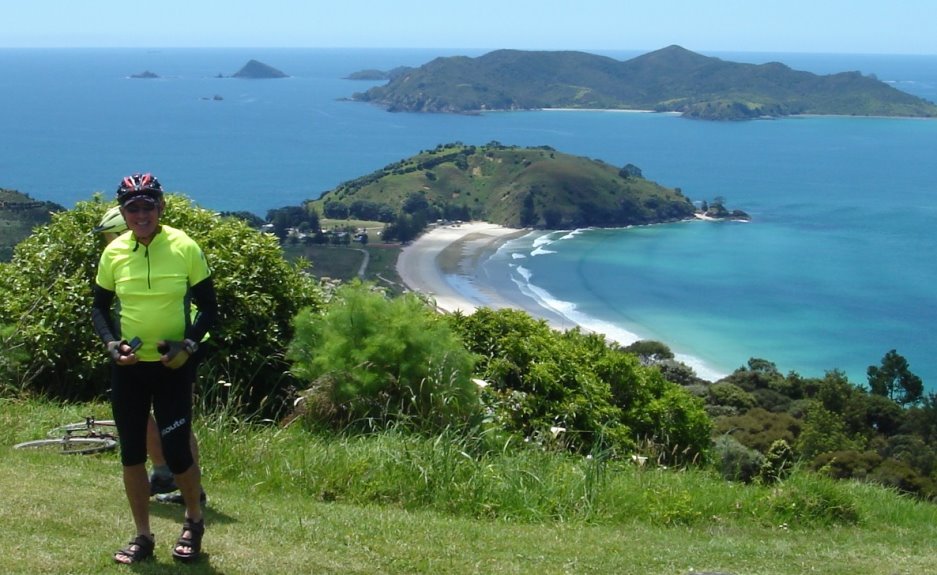 020_Ron_overlooking_Matauri_Bay.jpg (126058 bytes)